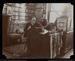 マーシャルP.ワイルダー、1898-99年に彼のオフィスでvictrolaのレコードを聴いている（シルバーゼラチンプリント）